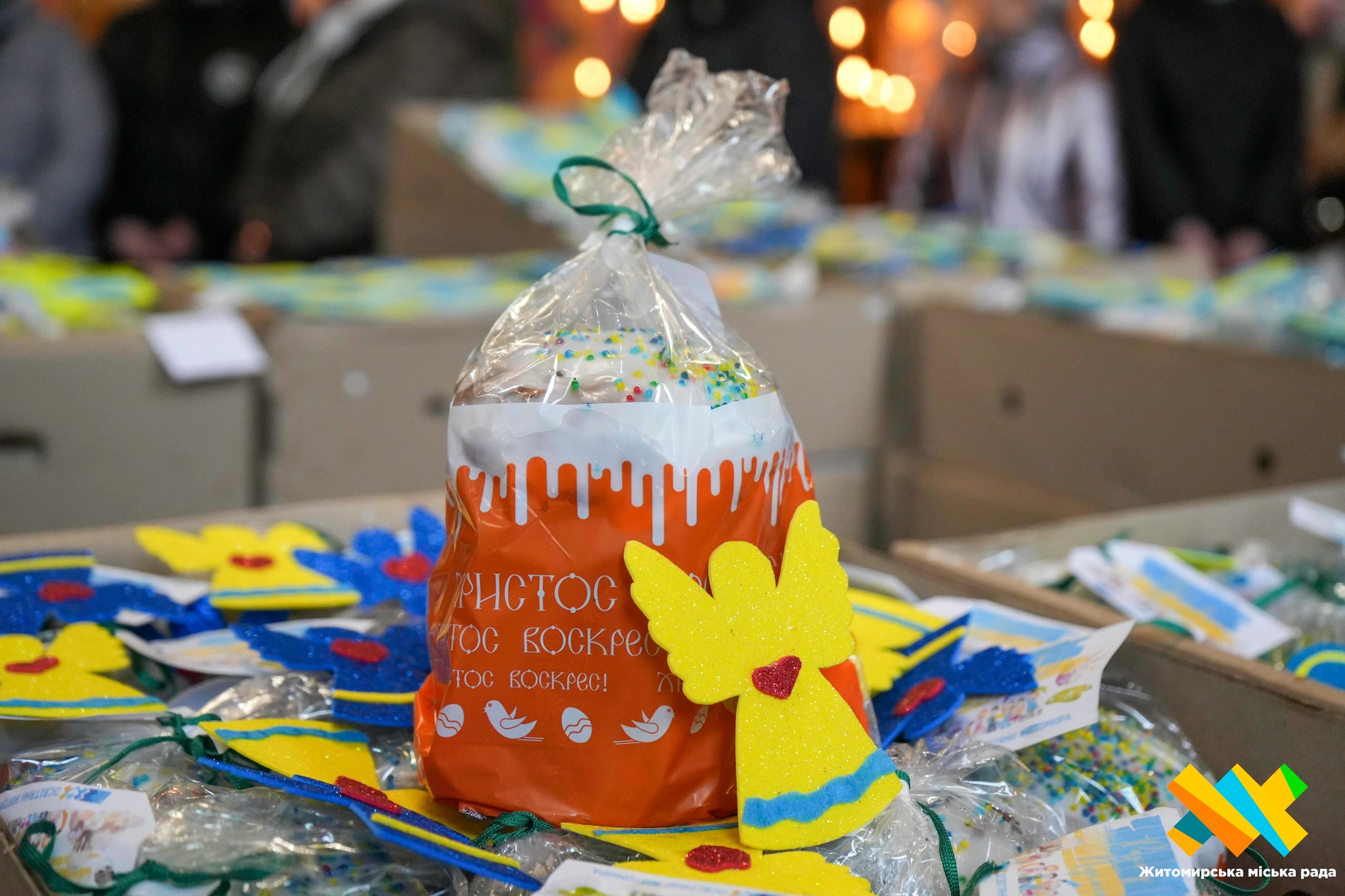 Новини Житомира - фото з Тисячі пасок для українських Захисників та Захисниць передали житомирські освітяни