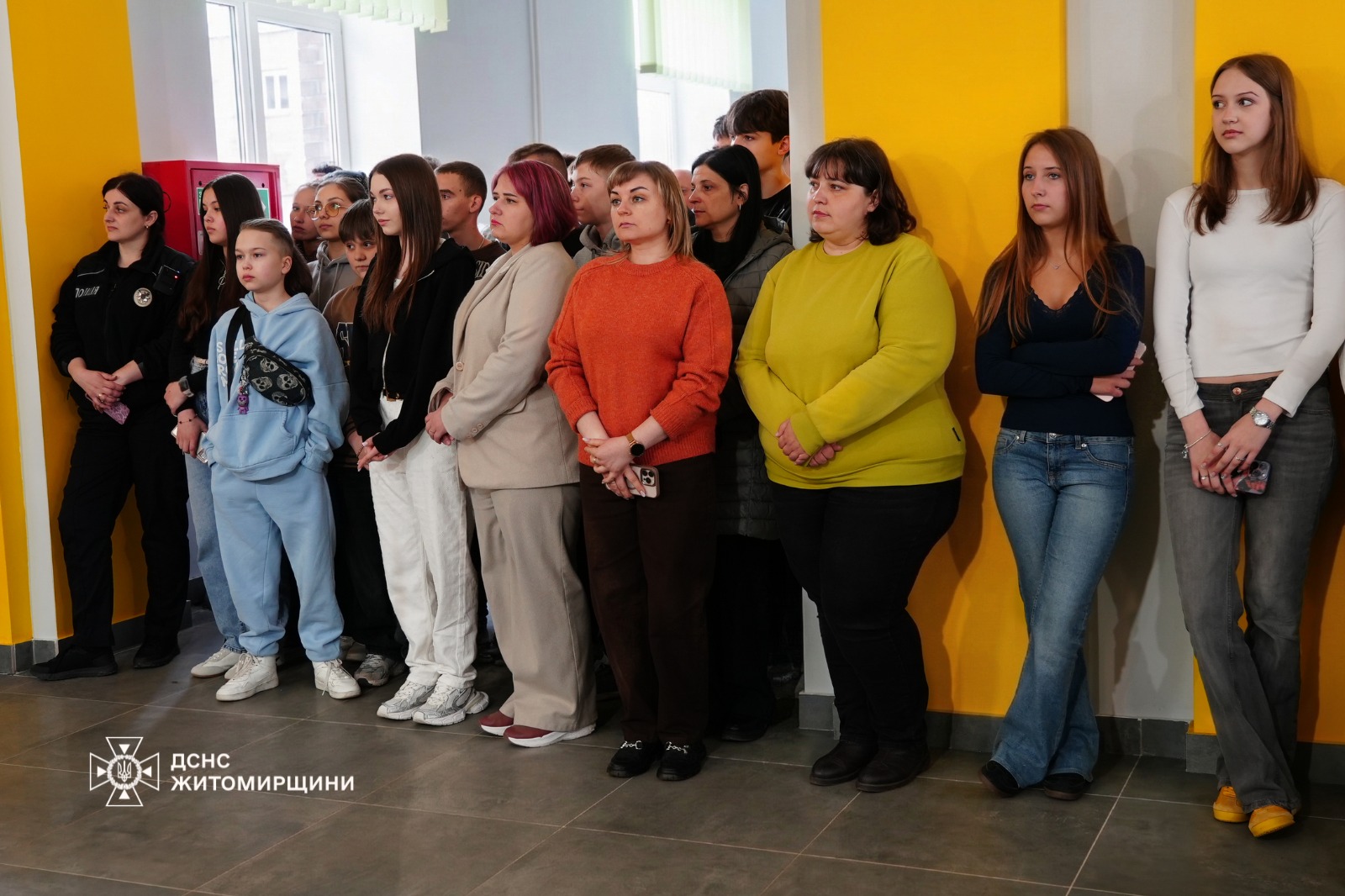 Новини Житомира - фото з У Коростені рятувальники відзначили 14-річну Калину — дівчинку, яка під час російського обстрілу врятувала життя своїй 2-річній племінниці