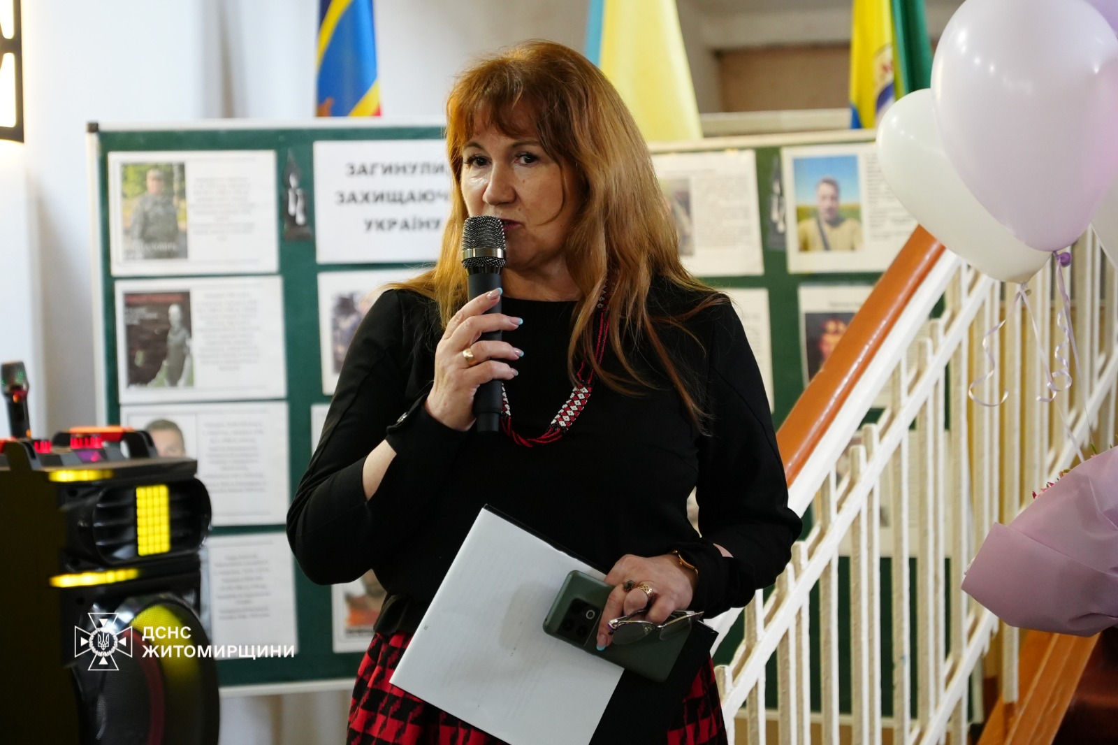 Новини Житомира - фото з У Коростені рятувальники відзначили 14-річну Калину — дівчинку, яка під час російського обстрілу врятувала життя своїй 2-річній племінниці