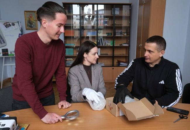 Новини Вінниці - фото з Вчитель із Козятина передав Національному музею рідкісний бронзовий артефакт часів античності