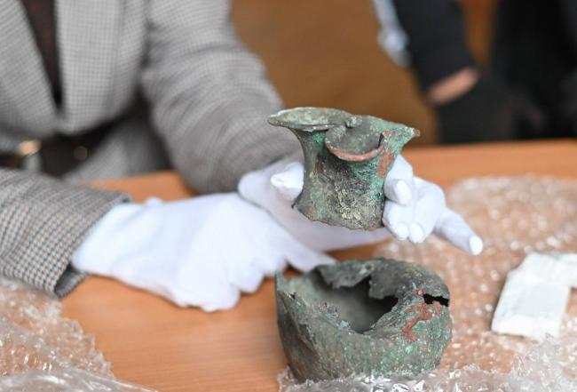 Новини Вінниці - фото з Вчитель із Козятина передав Національному музею рідкісний бронзовий артефакт часів античності