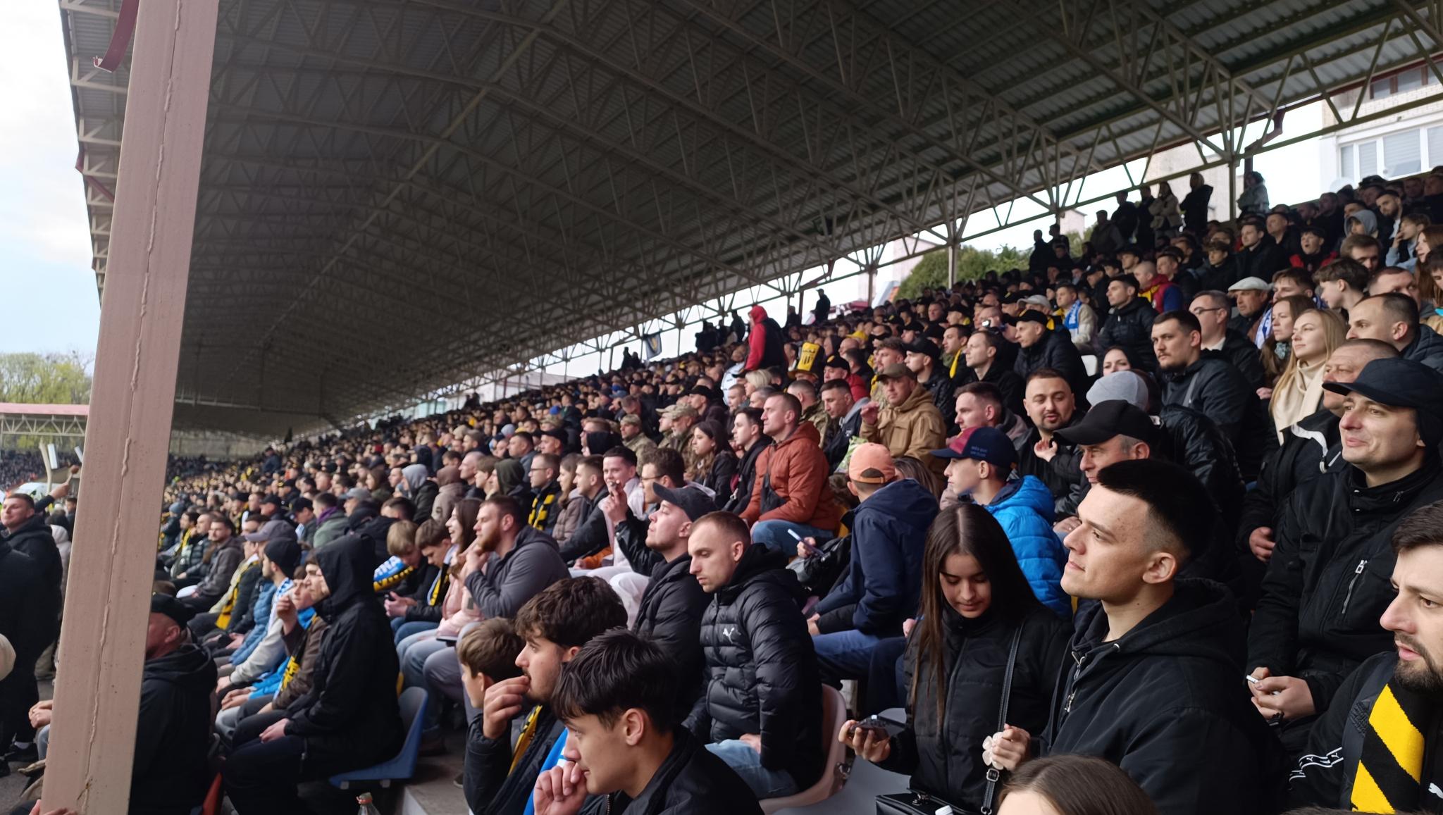 Фаєри, вболівальники на полі і розгромний рахунок: чим закінчився кубковий матч у Тернополі