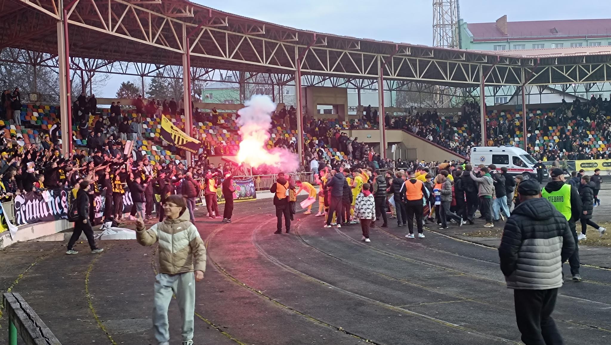 Фаєри, вболівальники на полі і розгромний рахунок: чим закінчився кубковий матч у Тернополі