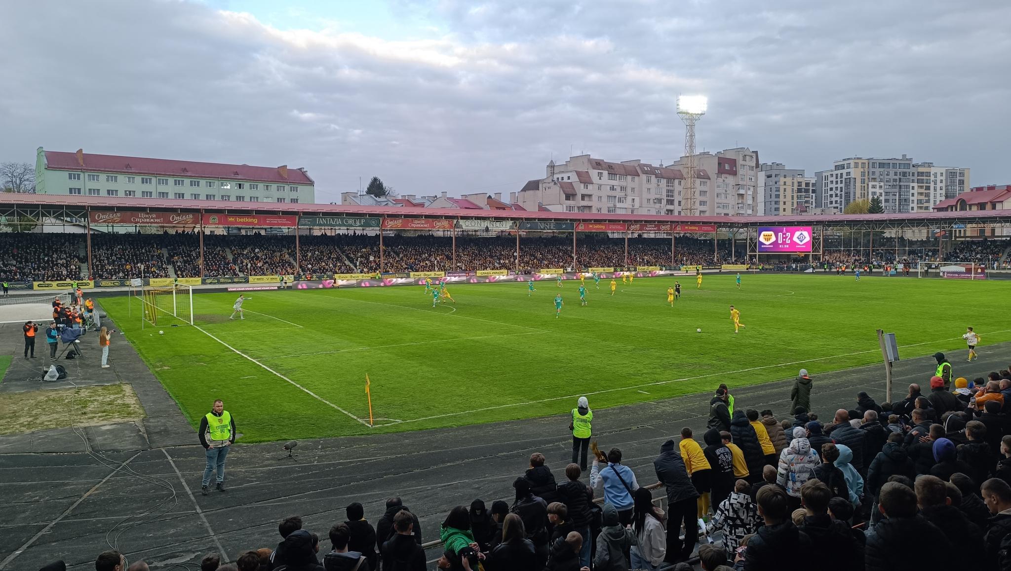Фаєри, вболівальники на полі і розгромний рахунок: чим закінчився кубковий матч у Тернополі