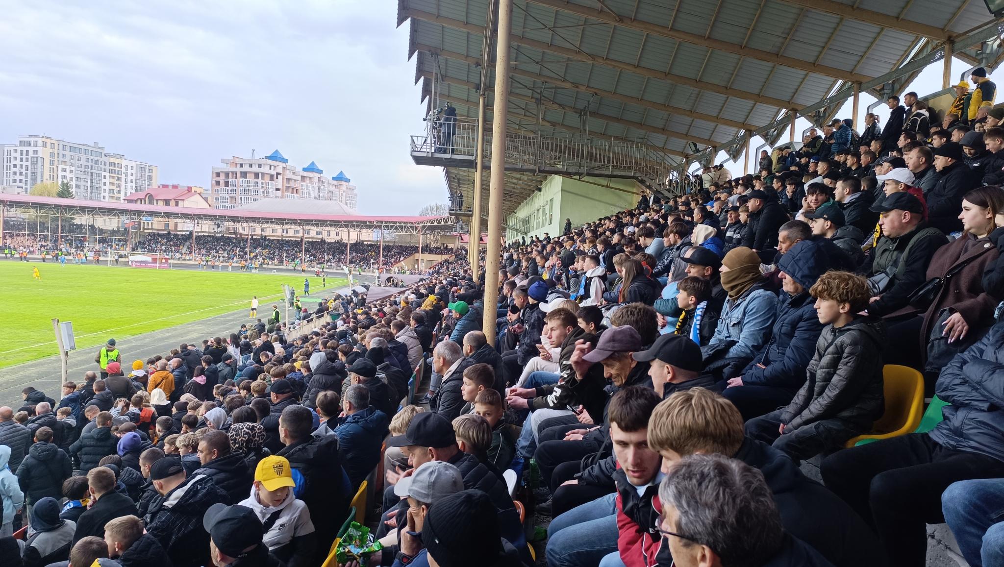 Фаєри, вболівальники на полі і розгромний рахунок: чим закінчився кубковий матч у Тернополі