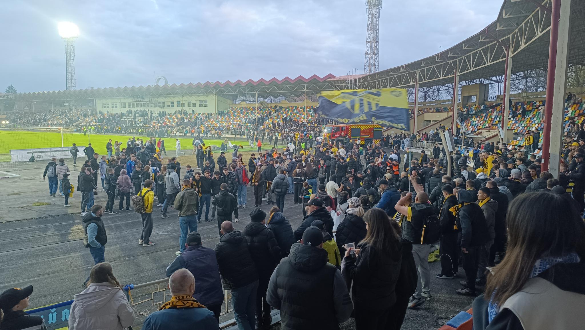 Фаєри, вболівальники на полі і розгромний рахунок: чим закінчився кубковий матч у Тернополі