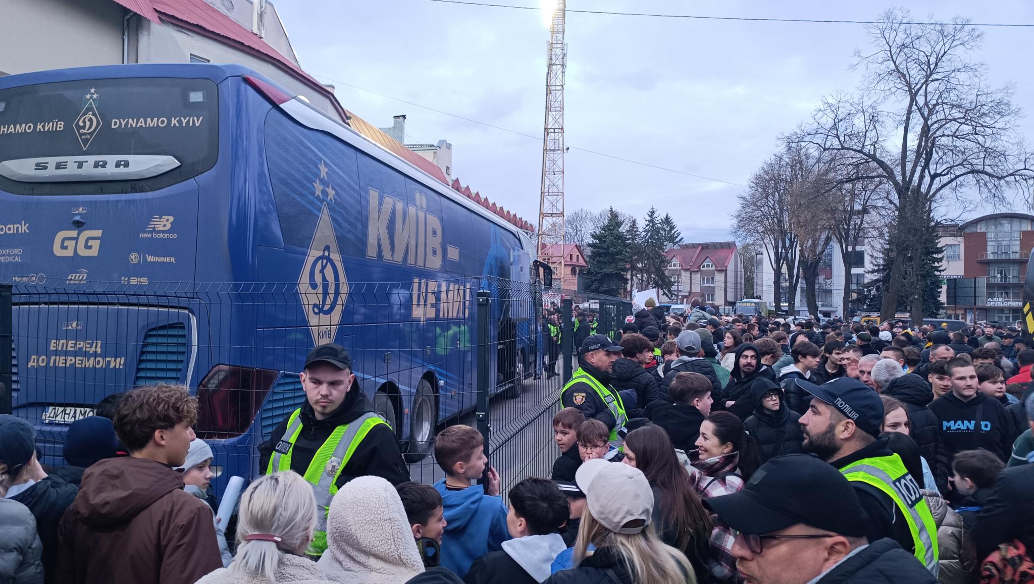 Фаєри, вболівальники на полі і розгромний рахунок: чим закінчився кубковий матч у Тернополі