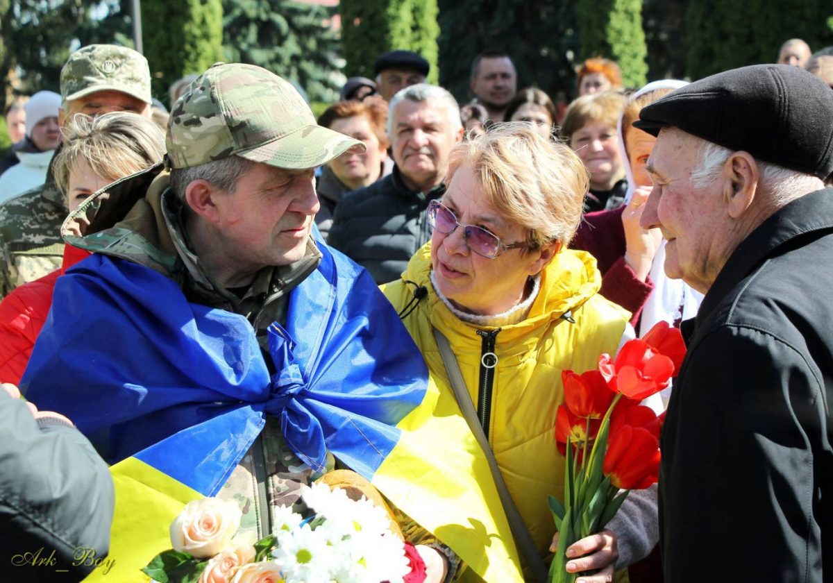 У Шумську зустріли звільненого з полону Захисника Івана Дробоцького