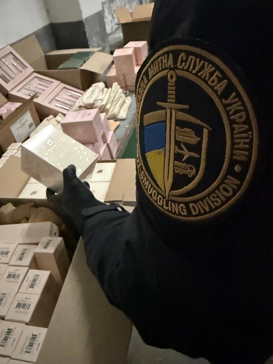 Краса на 600 тисяч гривень: на кордоні затримали чоловіка з Тернопільщини за нелегальну косметику