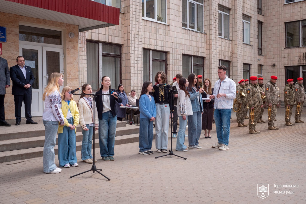 На фасаді школи №11 відкрили пам’ятну дошку на честь Героїв 44-ї окремої артбригади