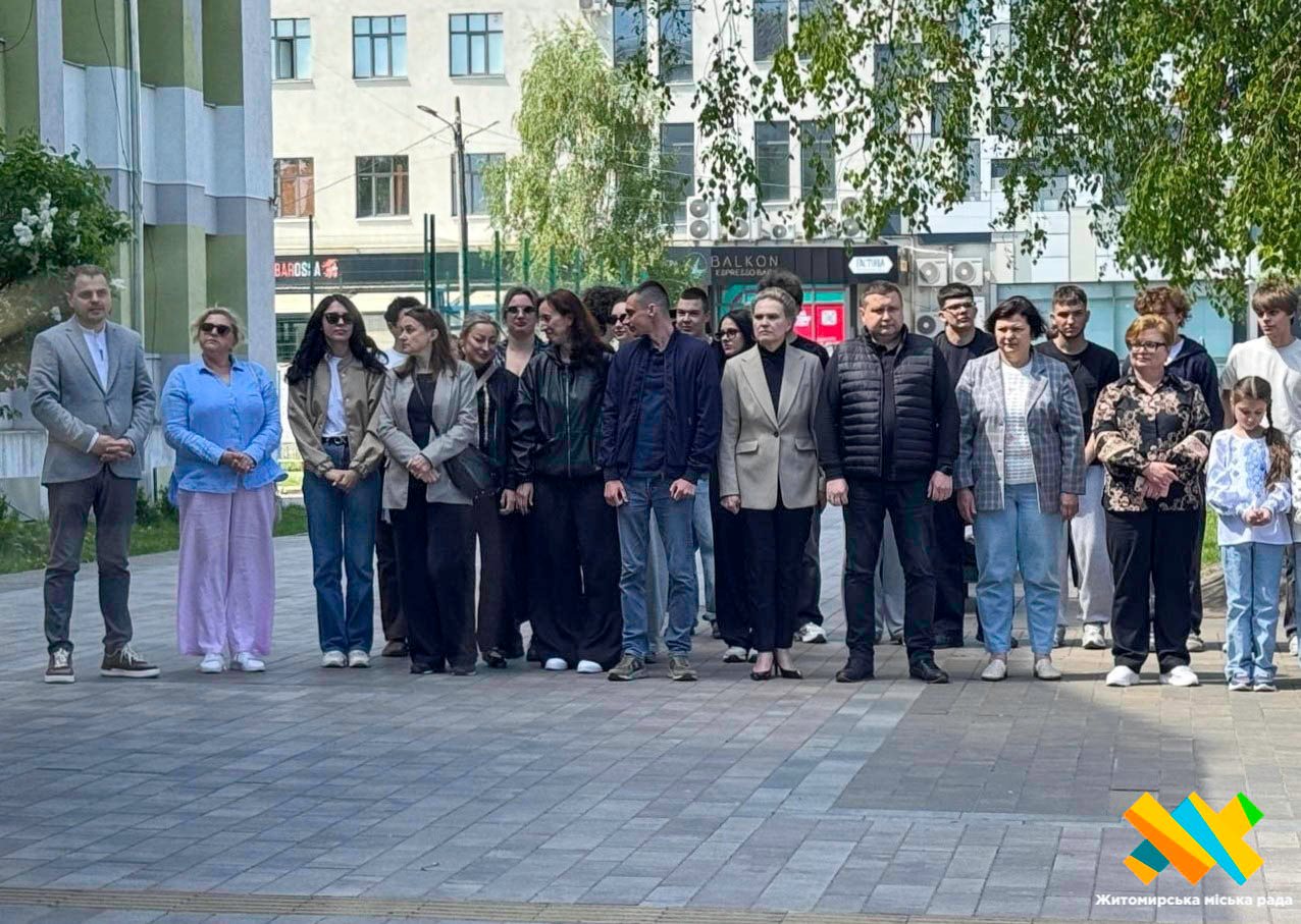 Новини Житомира - фото з Біля ліцею №23 у Житомирі висадили калинову алею