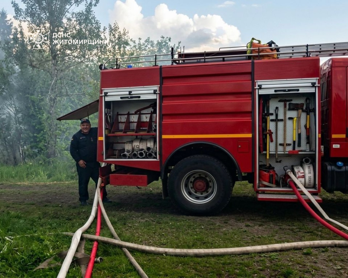 Новини Житомира - фото з У Печанівці пожежа знищила дах будинку і господарську будівлю