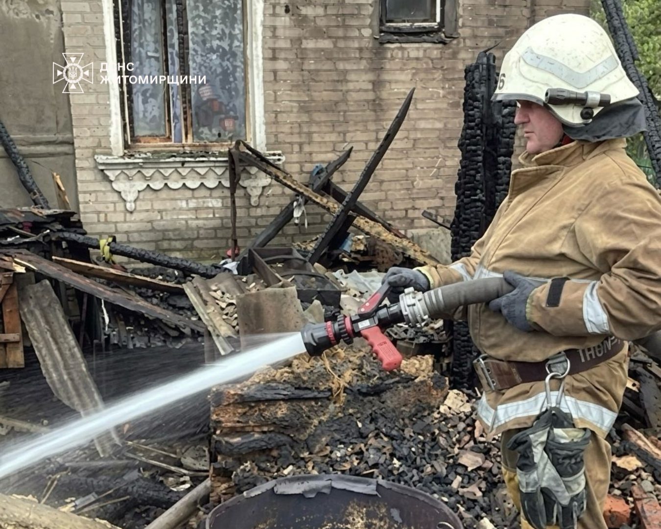 Новини Житомира - фото з У Печанівці пожежа знищила дах будинку і господарську будівлю