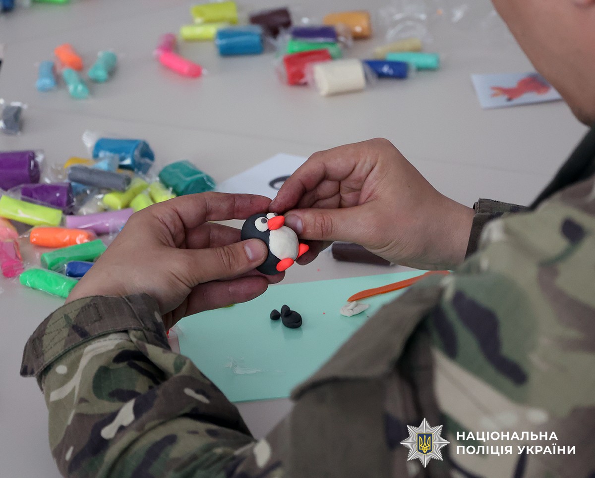 Новини Житомира - фото з У Житомирі поліцейські пройшли арт-терапевтичний захід для емоційного відновлення
