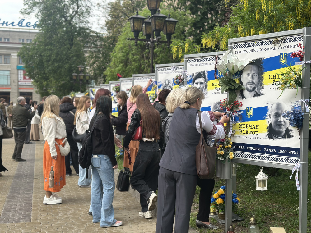 Новини Тернополя - фото з Тернополяни долучилися до акції «Вишита стрічка пам’яті»