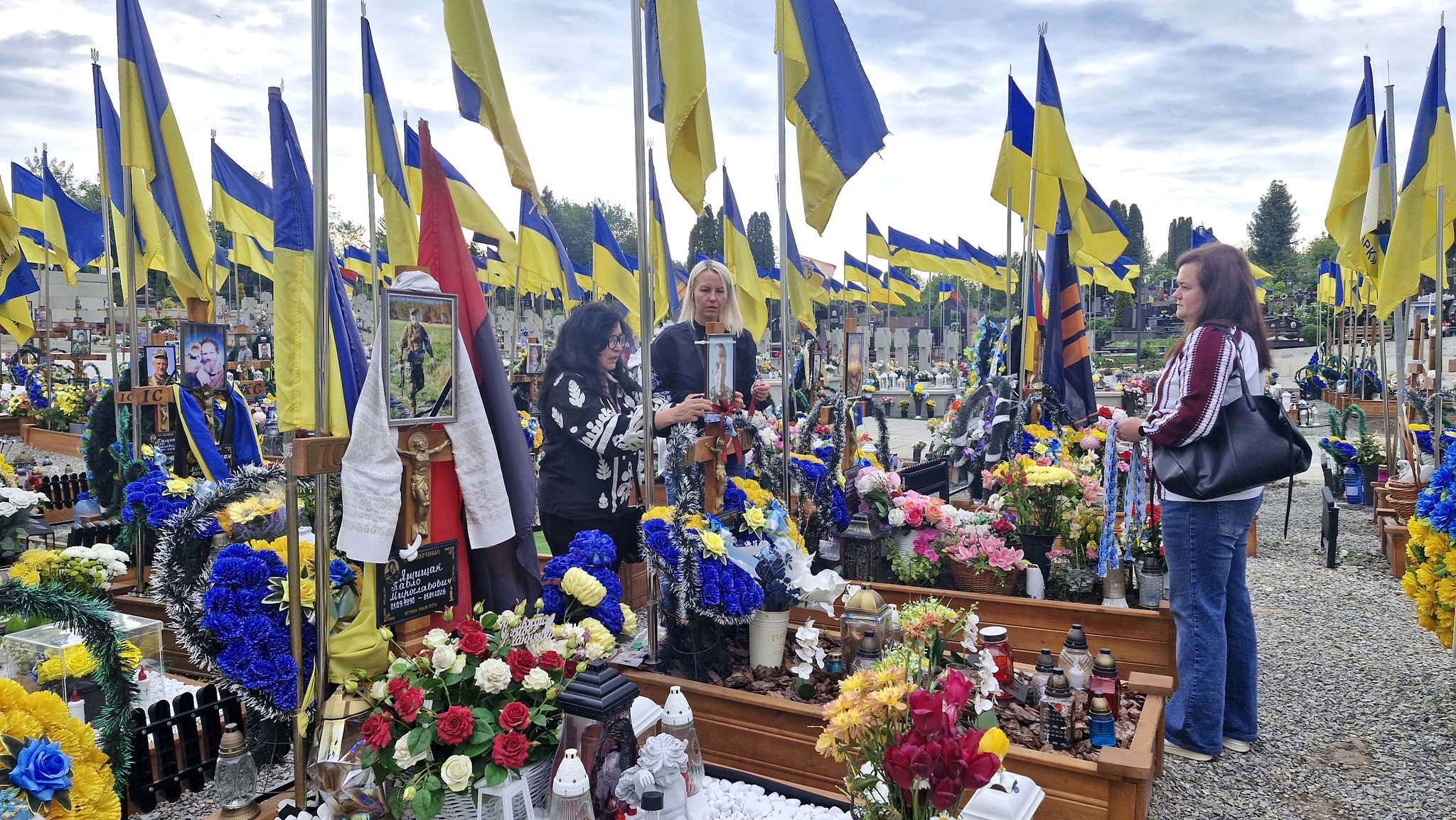 Новини Тернополя - фото з «У нього не лишилося нікого, тому прийшли ми»: у День вишиванки волонтери вшанували пам’ять Героїв