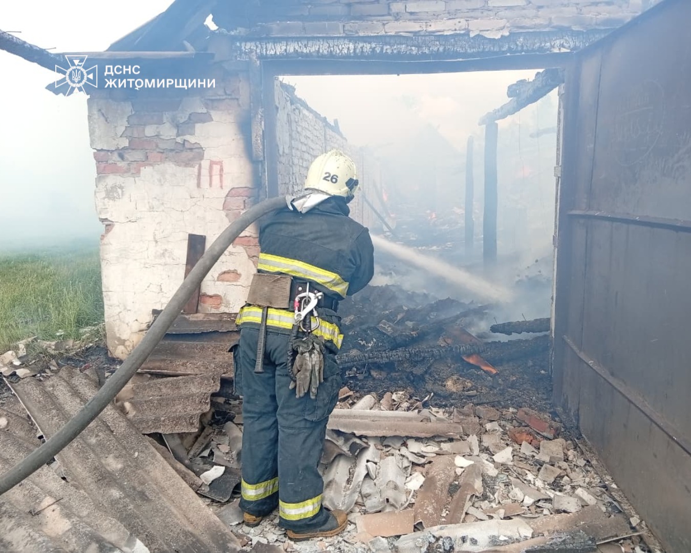 Новини Житомира - фото з 12 рятувальників та 3 одиниці техніки працювали над ліквідацією пожежі в с. Корчівка