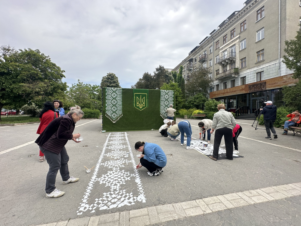Новини Тернополя - фото з У сквері Чорновола на бруківці з'явився орнамент вишивки