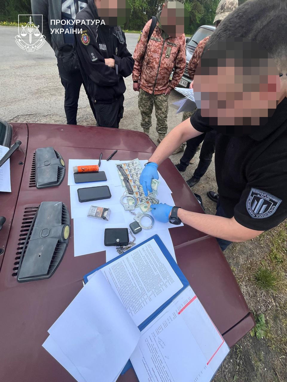 Новини Тернополя - фото з Оперативника поліції Тернопільщини затримали при отриманні 1200 доларів хабаря