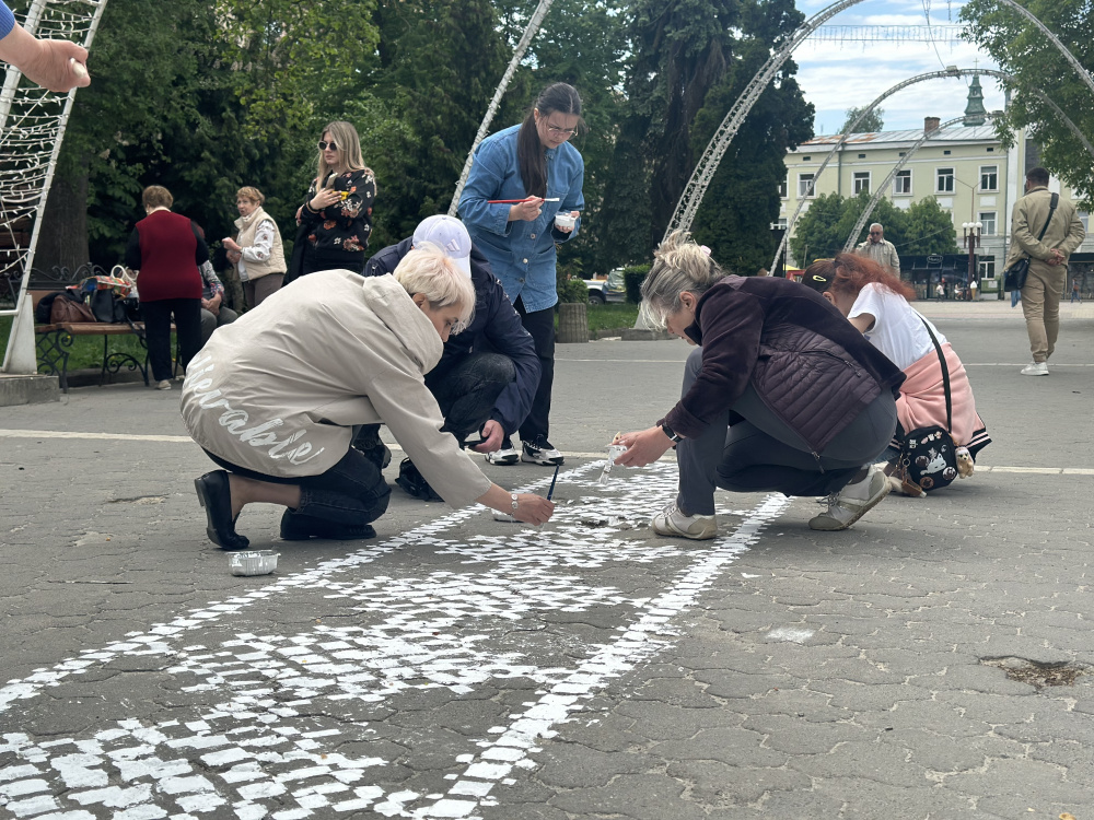 Новини Тернополя - фото з У сквері Чорновола на бруківці з'явився орнамент вишивки
