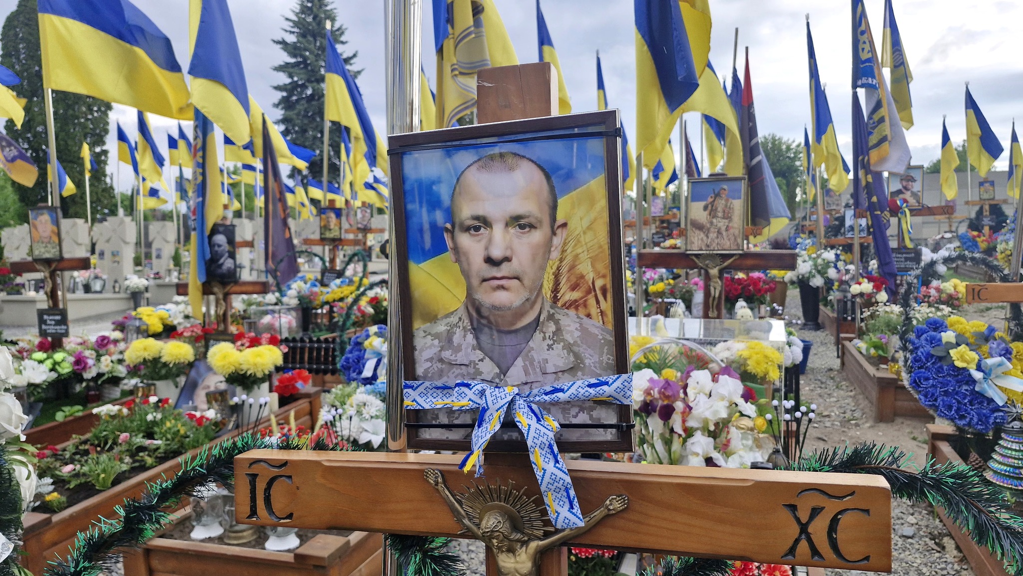 Новини Тернополя - фото з «У нього не лишилося нікого, тому прийшли ми»: у День вишиванки волонтери вшанували пам’ять Героїв