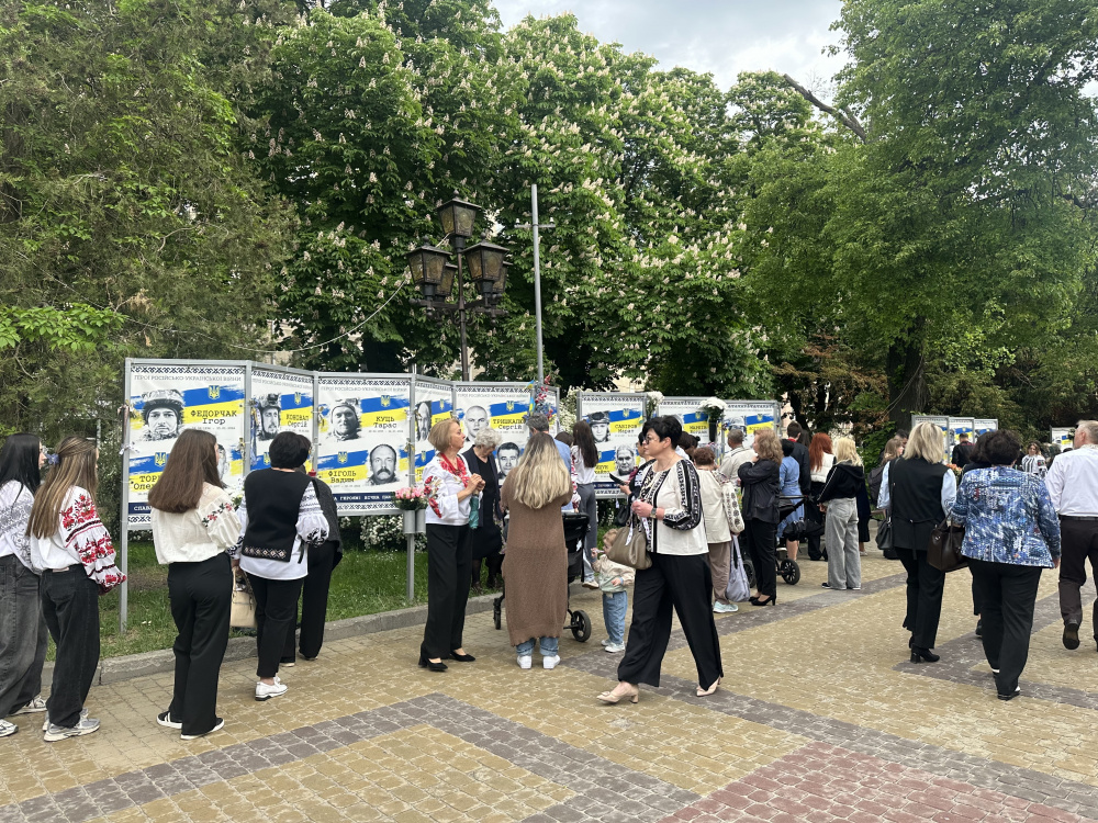 Новини Тернополя - фото з Тернополяни долучилися до акції «Вишита стрічка пам’яті»
