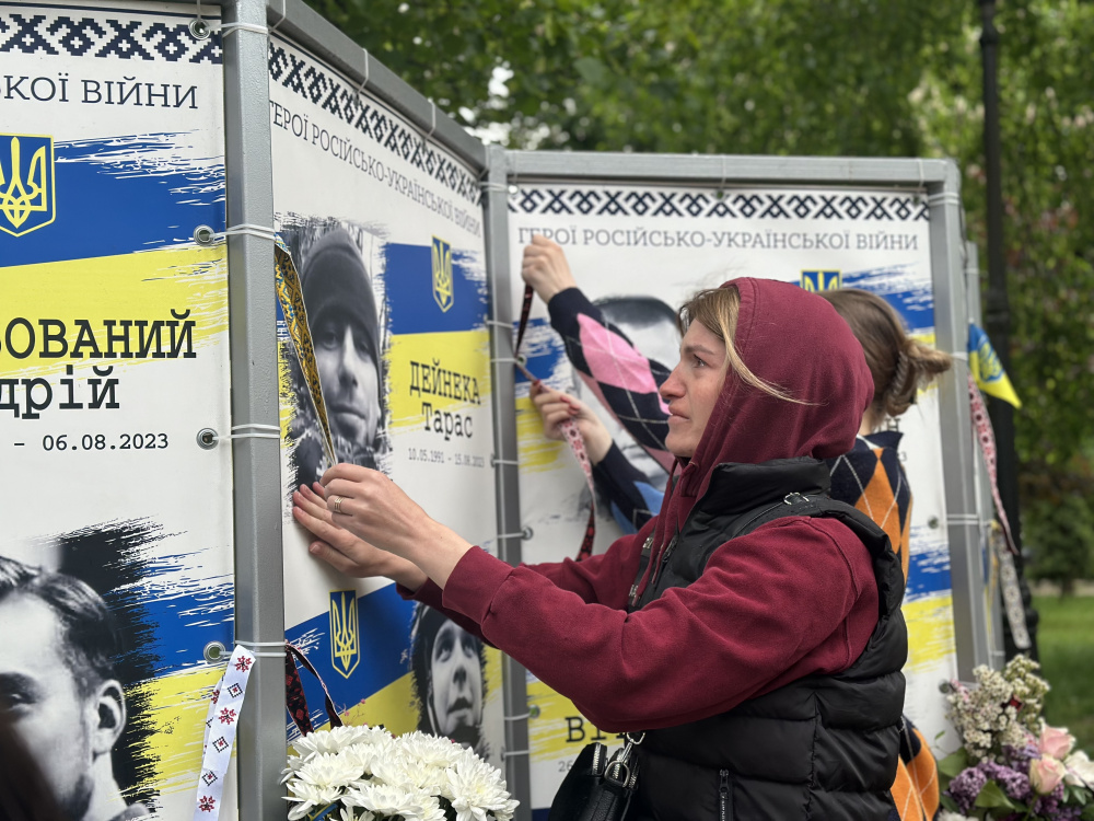 Новини Тернополя - фото з Тернополяни долучилися до акції «Вишита стрічка пам’яті»