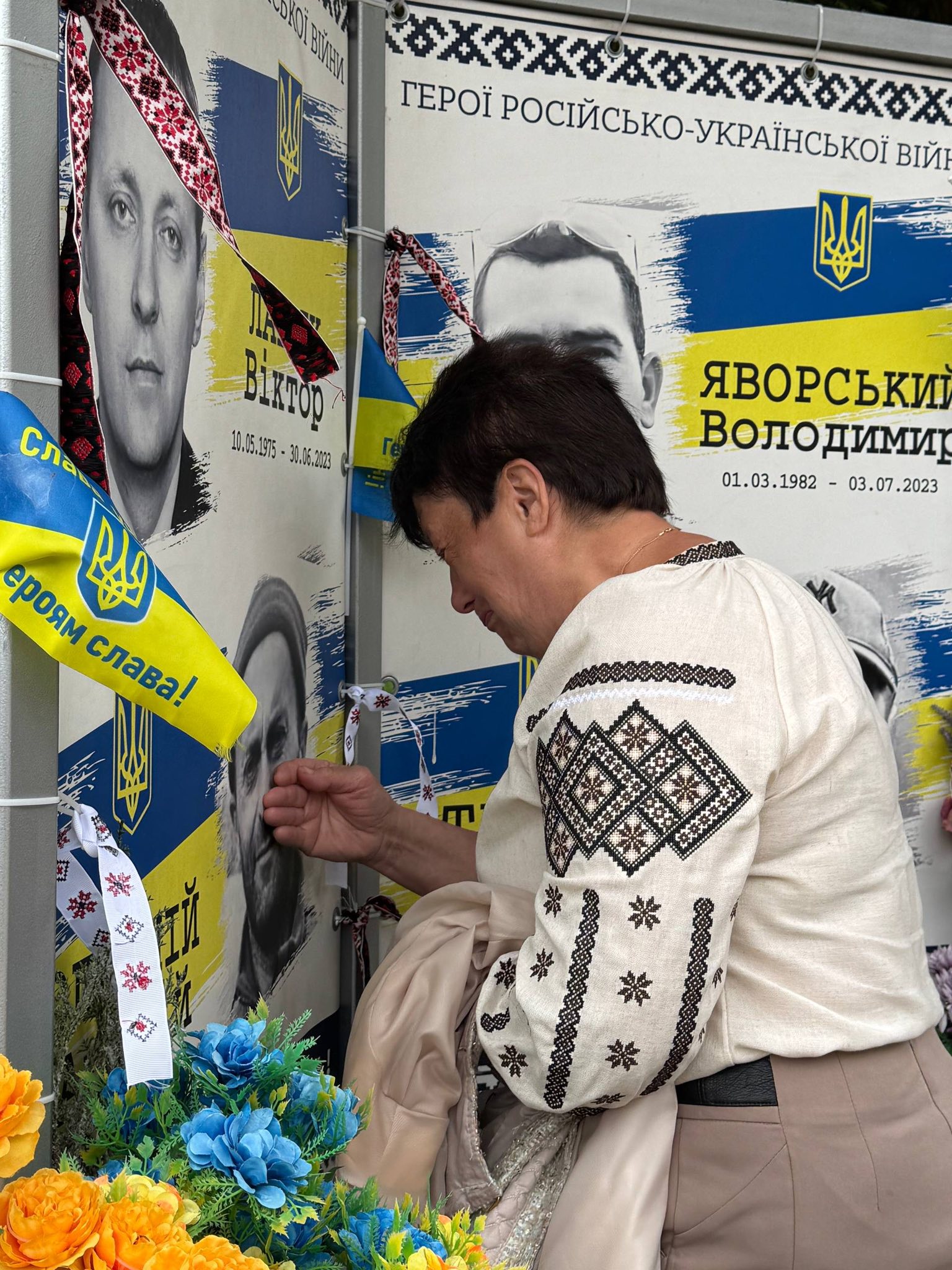 Новини Тернополя - фото з Тернополяни долучилися до акції «Вишита стрічка пам’яті»