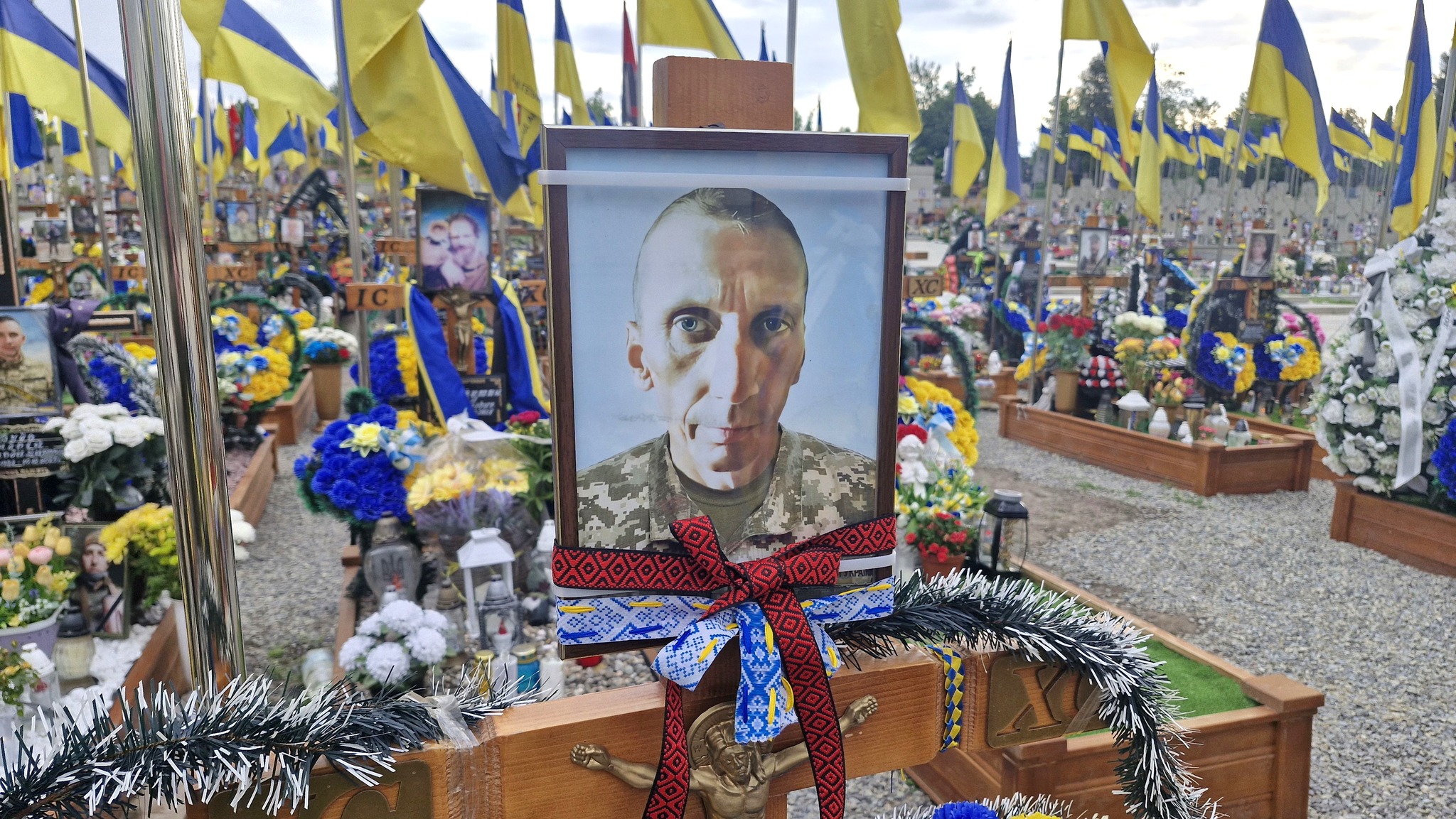 Новини Тернополя - фото з «У нього не лишилося нікого, тому прийшли ми»: у День вишиванки волонтери вшанували пам’ять Героїв