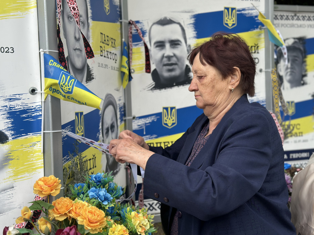 Новини Тернополя - фото з Тернополяни долучилися до акції «Вишита стрічка пам’яті»
