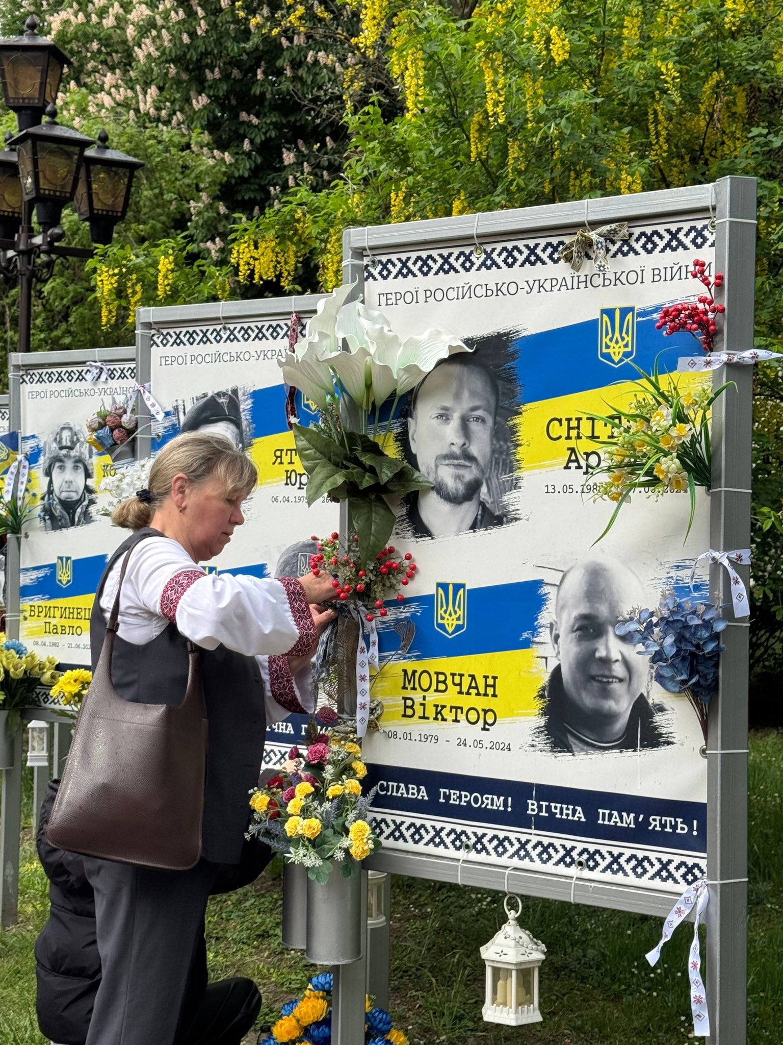 Новини Тернополя - фото з Тернополяни долучилися до акції «Вишита стрічка пам’яті»