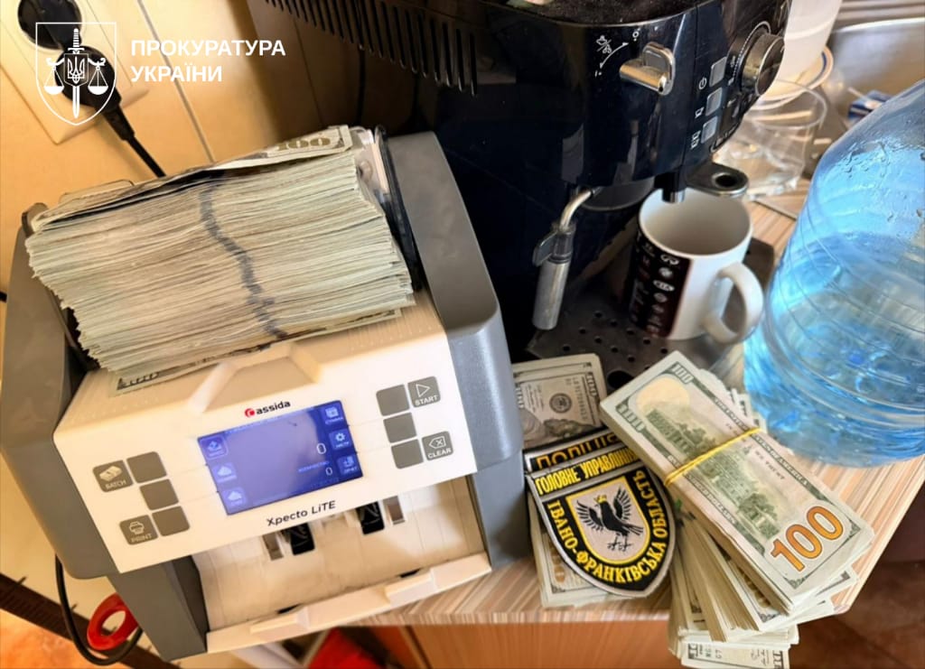 Новини Житомира - фото з Під час обшуків у топ посадовців Нацполіції вилучено елітні авто, годинники, зброю та понад 22,6 млн грн