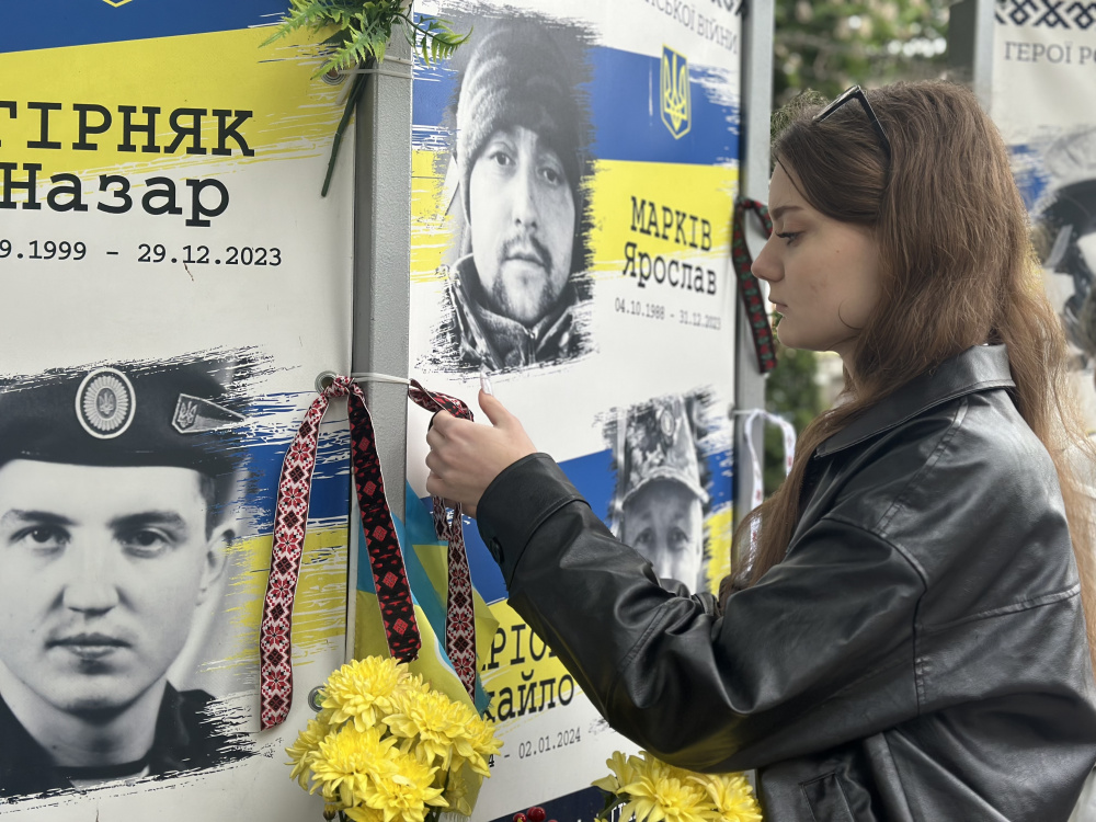 Новини Тернополя - фото з Тернополяни долучилися до акції «Вишита стрічка пам’яті»
