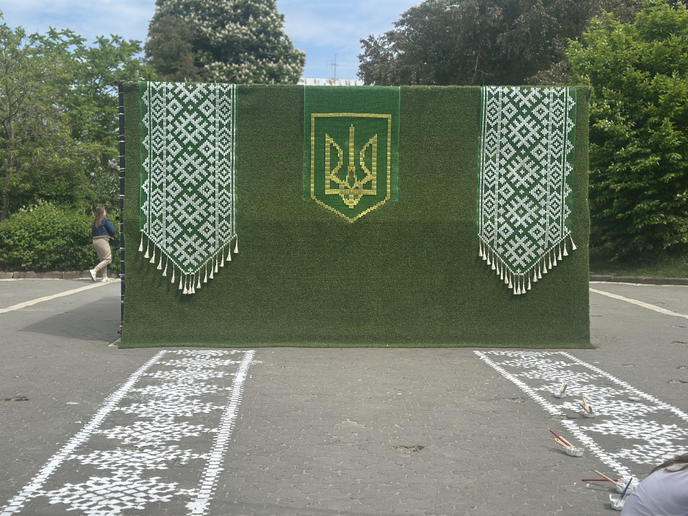 Новини Тернополя - фото з У сквері Чорновола на бруківці з'явився орнамент вишивки