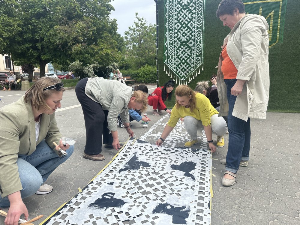 Новини Тернополя - фото з У сквері Чорновола на бруківці з'явився орнамент вишивки