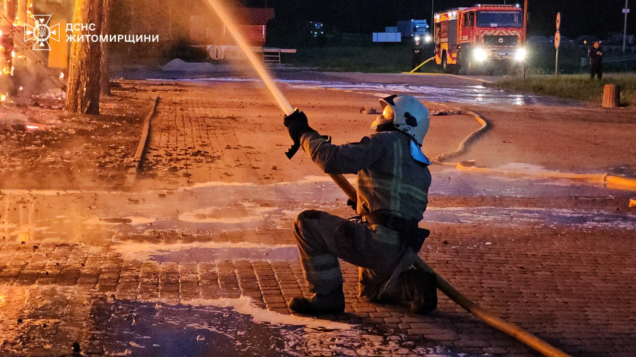 Новини Житомира - фото з У селі Царівка Житомирського району горів готельно-ресторанний комплекс: до ліквідації пожежі залучалися 29 рятувальників та 9 одиниць техніки. ФОТО