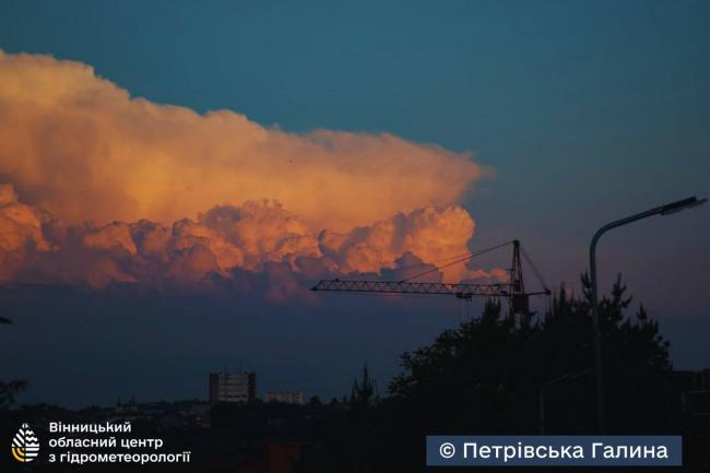 Новини Вінниці - фото з Небо наче з кіно: вінницькі синоптики зловили в об'єктив грізну та величну красу над містом