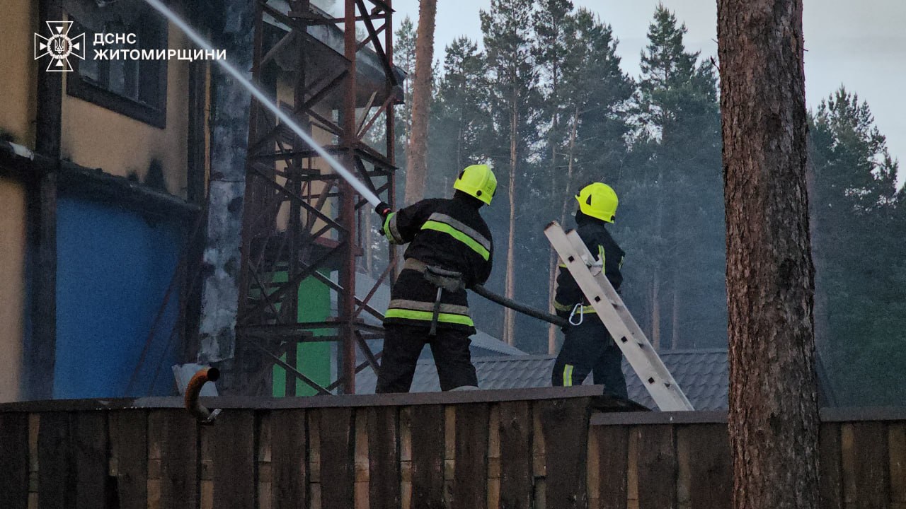 Новини Житомира - фото з У селі Царівка Житомирського району горів готельно-ресторанний комплекс: до ліквідації пожежі залучалися 29 рятувальників та 9 одиниць техніки. ФОТО
