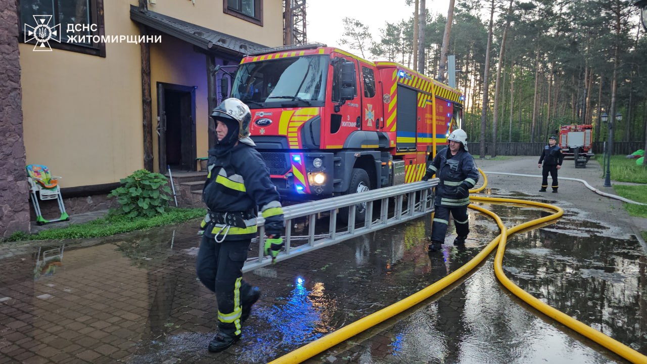 Новини Житомира - фото з У селі Царівка Житомирського району горів готельно-ресторанний комплекс: до ліквідації пожежі залучалися 29 рятувальників та 9 одиниць техніки. ФОТО