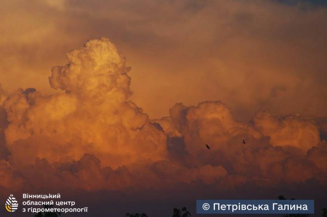 Новини Вінниці - фото з Небо наче з кіно: вінницькі синоптики зловили в об'єктив грізну та величну красу над містом