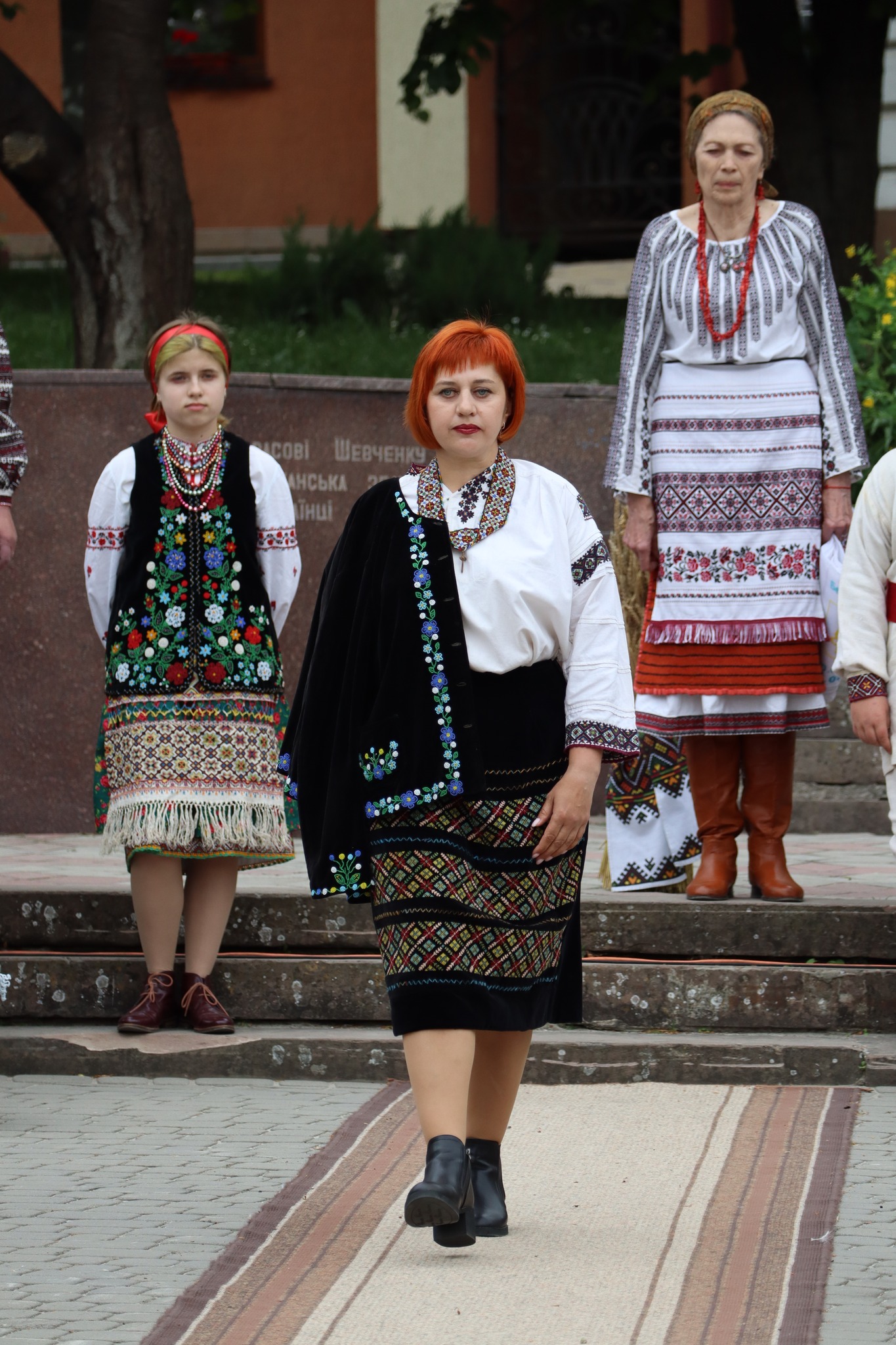 Новини Тернополя - фото з У Бережанах дефілювали у старовинних строях з 17 сіл громади