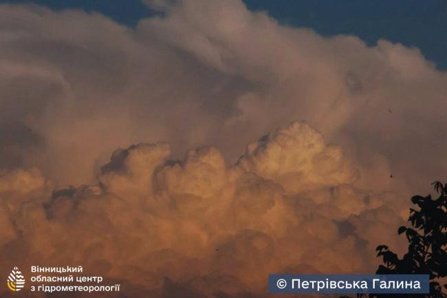 Новини Вінниці - фото з Небо наче з кіно: вінницькі синоптики зловили в об'єктив грізну та величну красу над містом