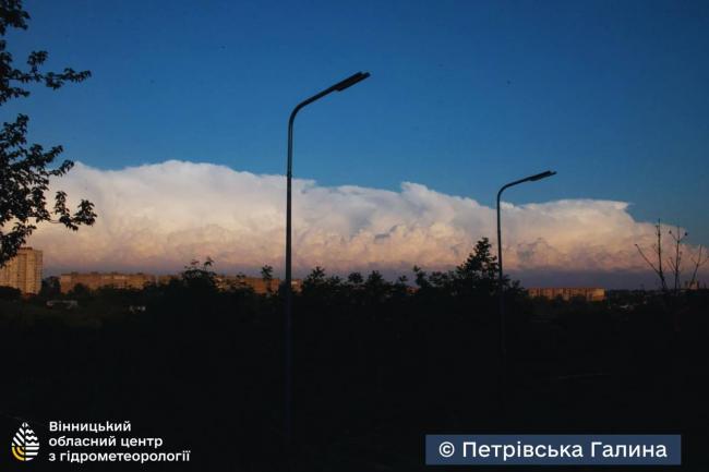 Новини Вінниці - фото з Небо наче з кіно: вінницькі синоптики зловили в об'єктив грізну та величну красу над містом