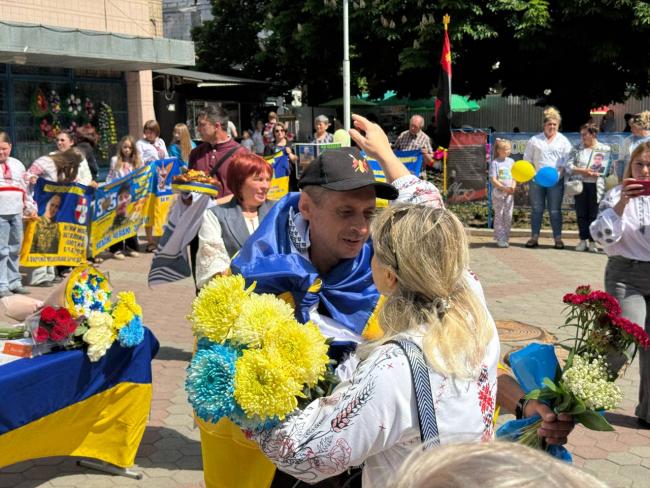 Новини Вінниці - фото з Військовий зі Жмеринщини повернувся з полону і зняв свій портрет з Алеї Надії