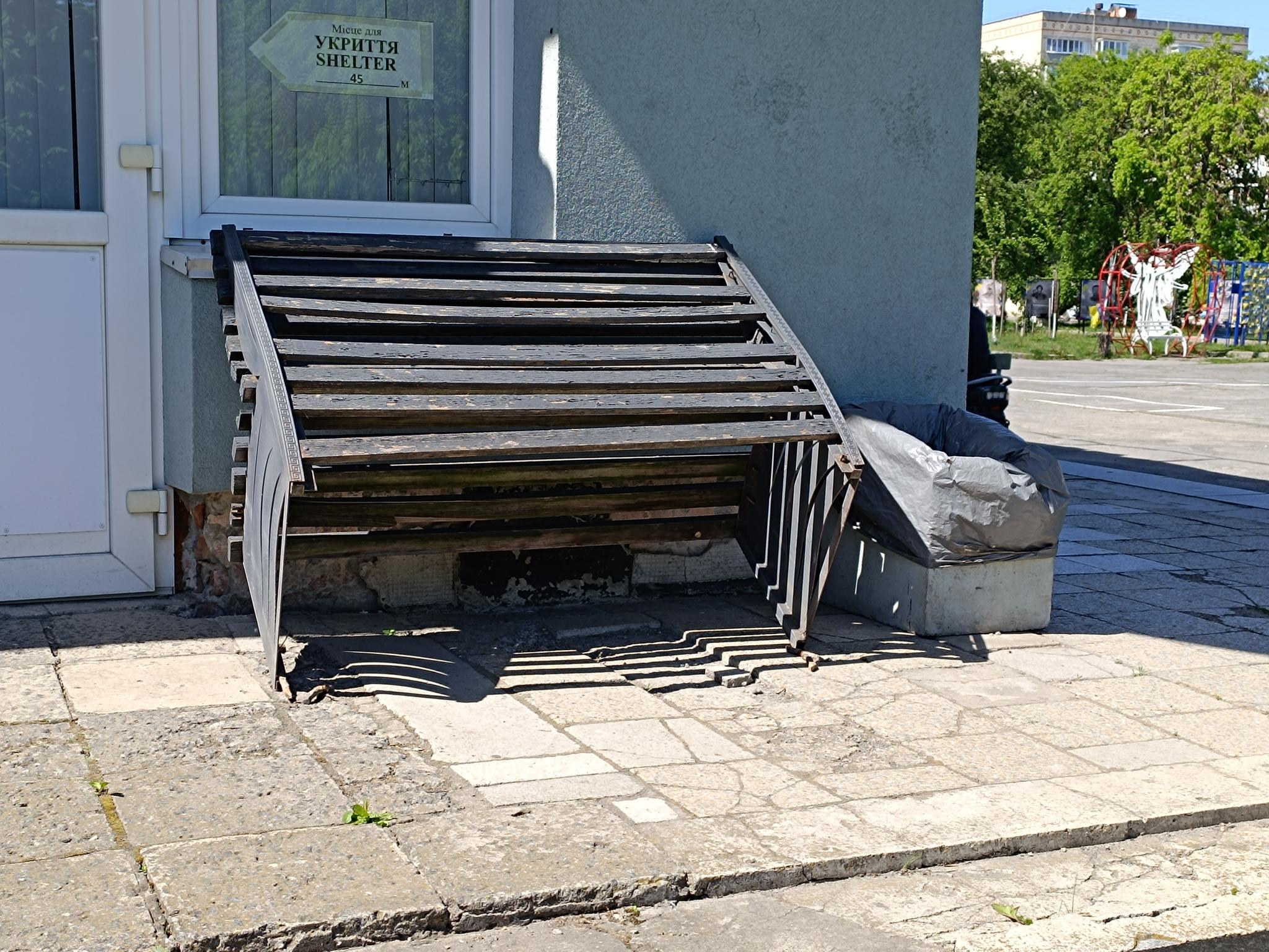 Новини Козятина - фото з Забрали всі лавки біля пам’ятника Грушевському. Що планують робити?