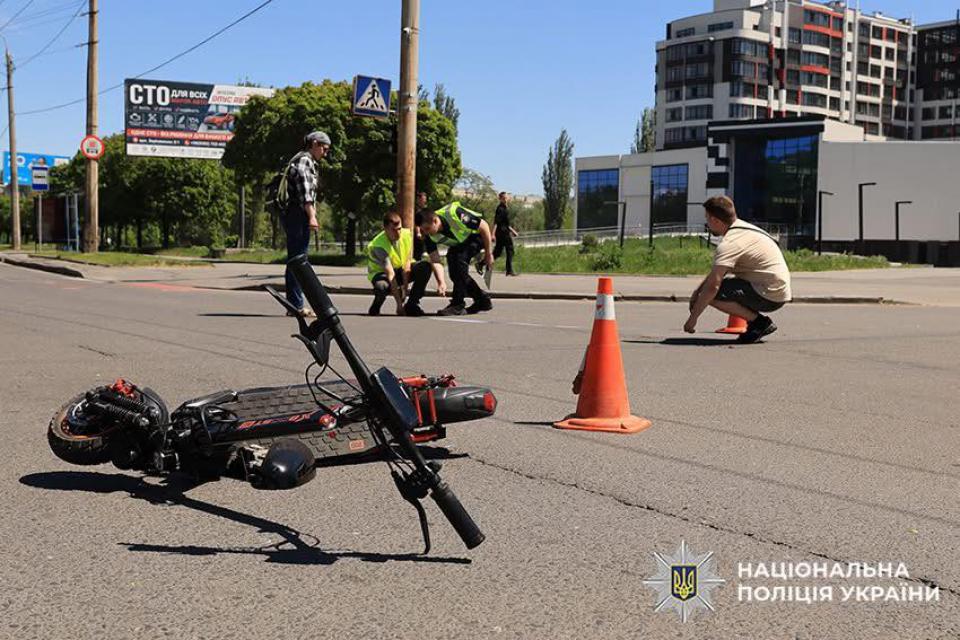 Новини Хмельницького - фото з У Хмельницькому авто збило чоловіка на електросамокаті (ВІДЕО) У Хмельницькому авто збило чоловіка на електросамокаті