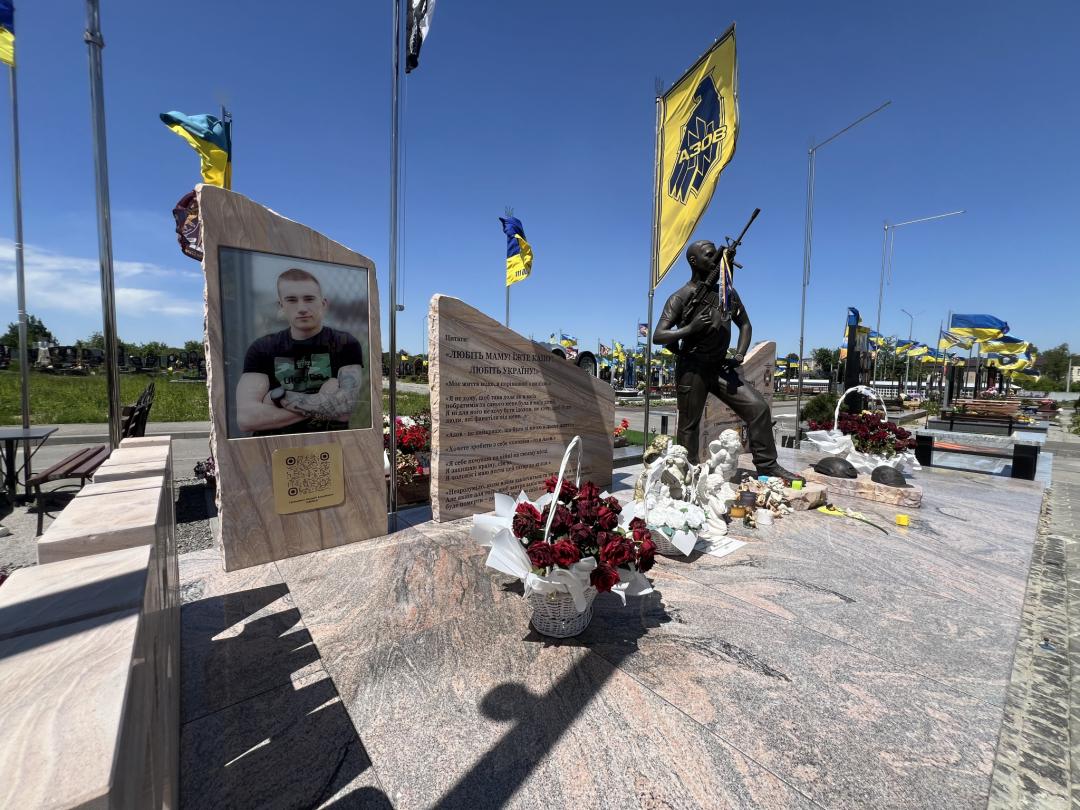 Новини Вінниці - фото з Майорять сотні стягів: який вигляд має Алея Героїв на Сабарівському цвинтарі