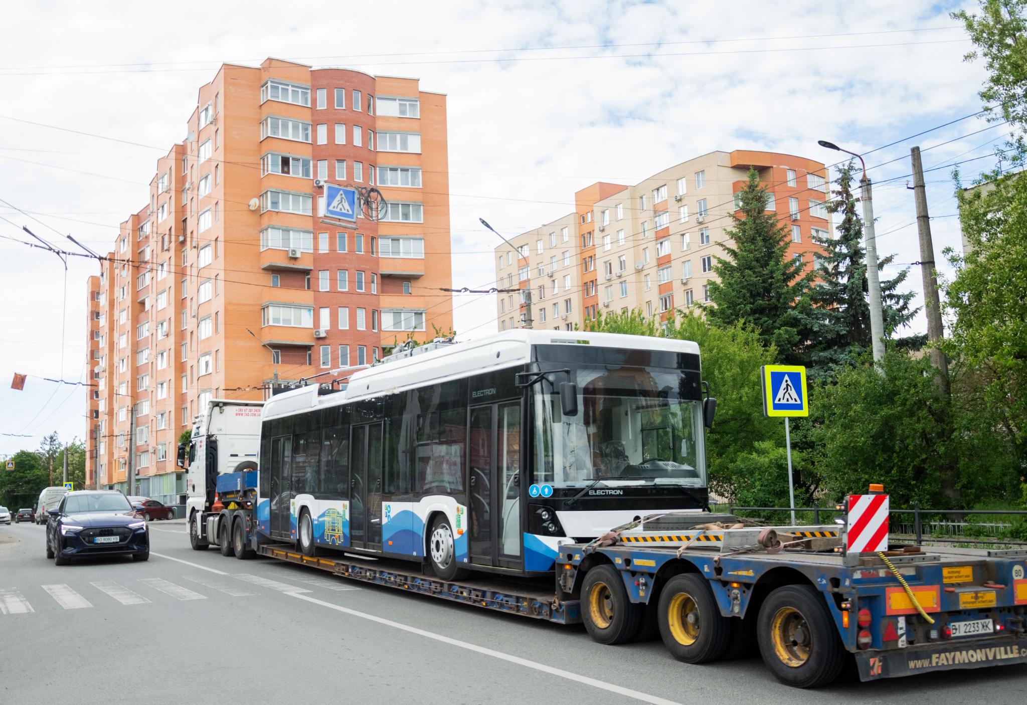 Новини Тернополя - фото з Фото дня: перші два нові тролейбуси уже привезли в Тернопіль