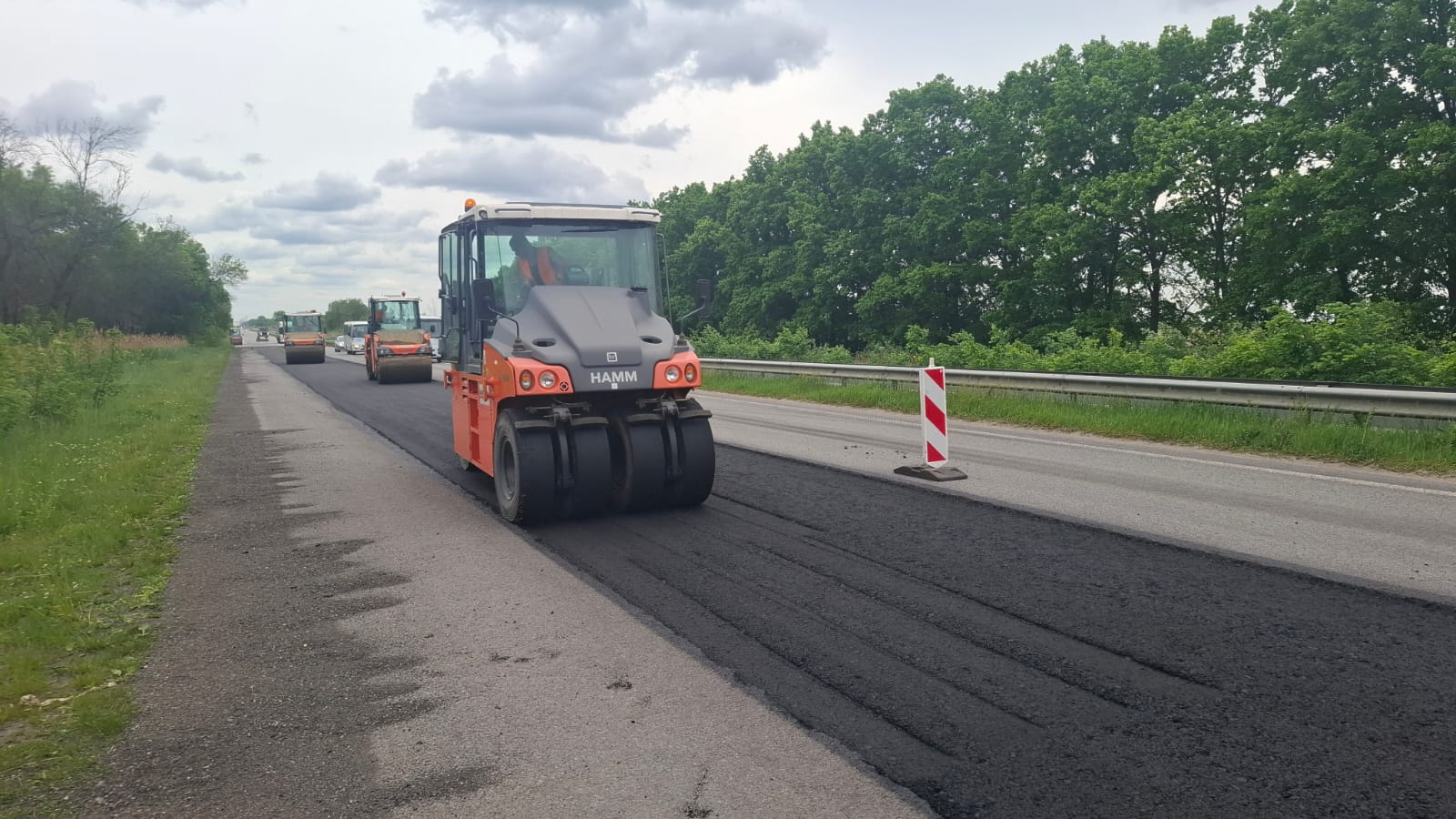 Новини Житомира - фото з Триває ремонт на одній з найважливіших доріг Житомирщини: на правому проїзді магістралі М-06