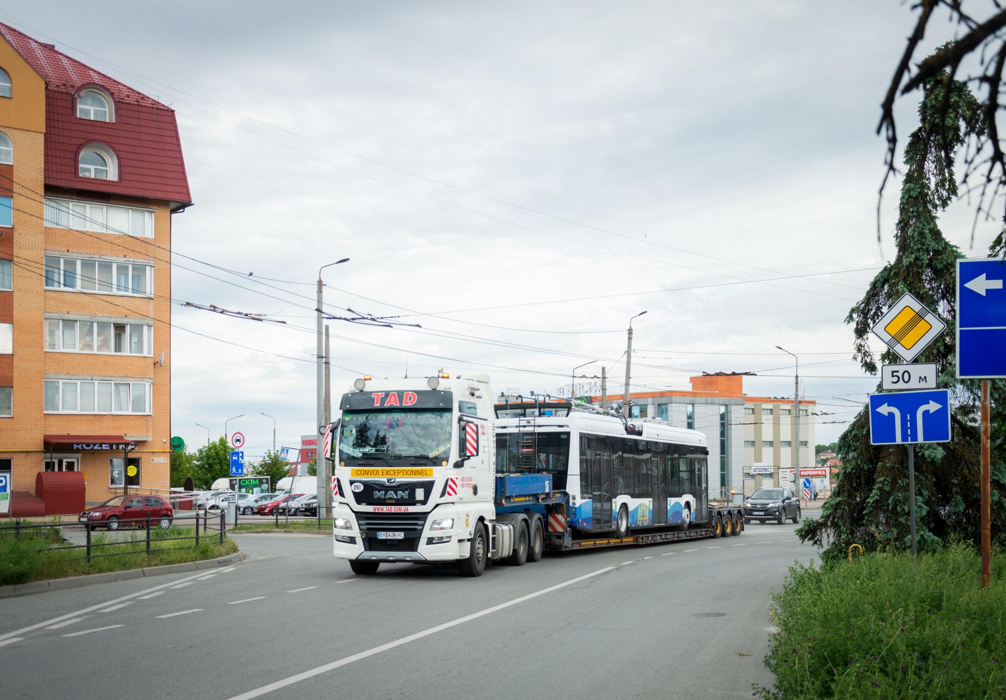 Новини Тернополя - фото з Фото дня: перші два нові тролейбуси уже привезли в Тернопіль